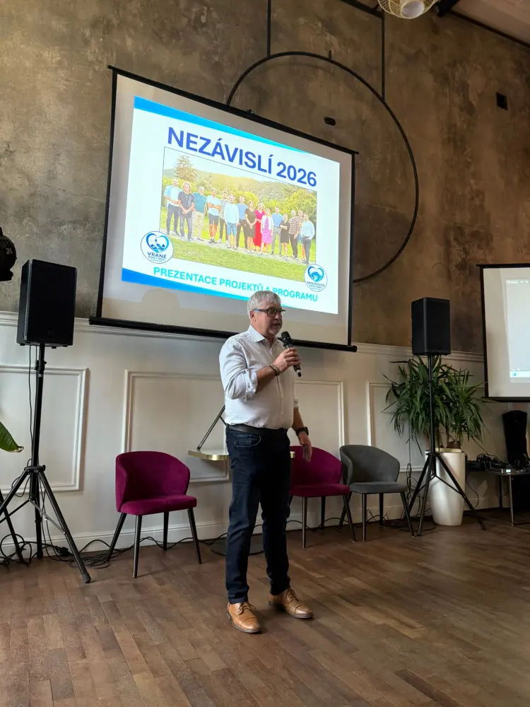 Úvodní slovo před plátnem s nápisem Nezávislí 2026 – prezentace projektů a programu