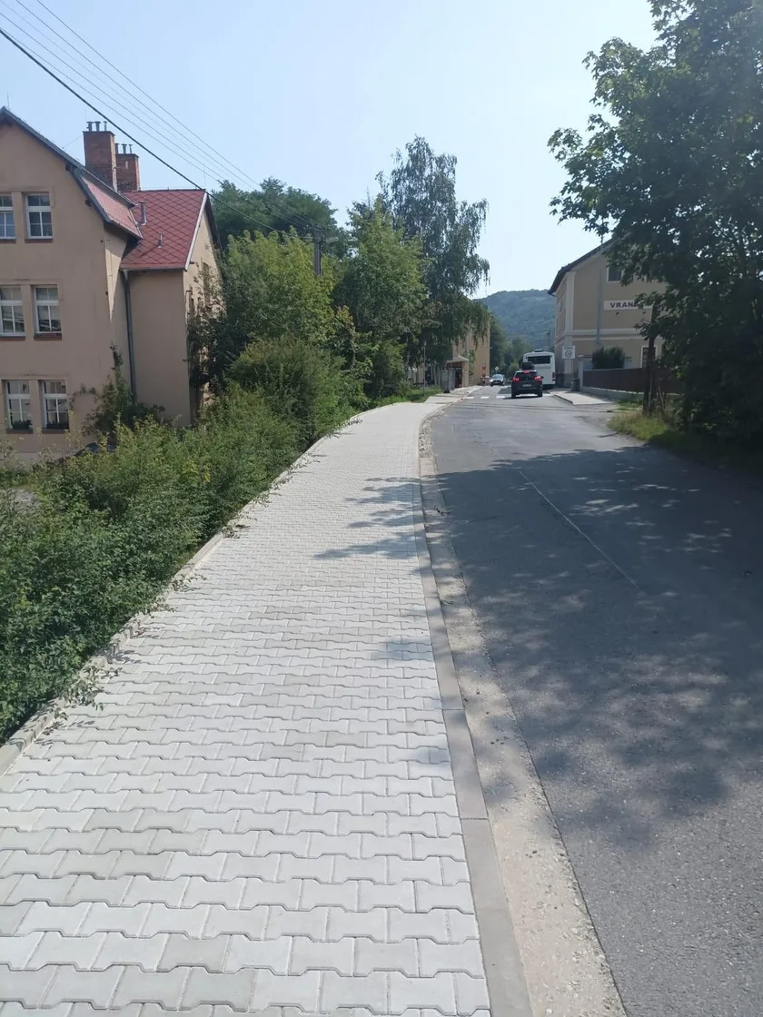 Nový chodník na Nádražní ulici ve Vraném nad Vltavou