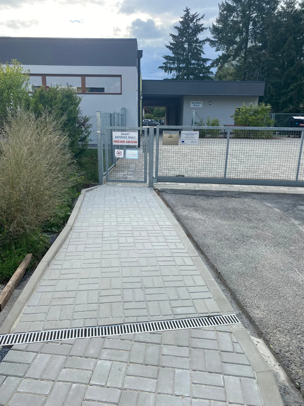 Nový chodník u mateřské školy ve Vraném nad Vltavou