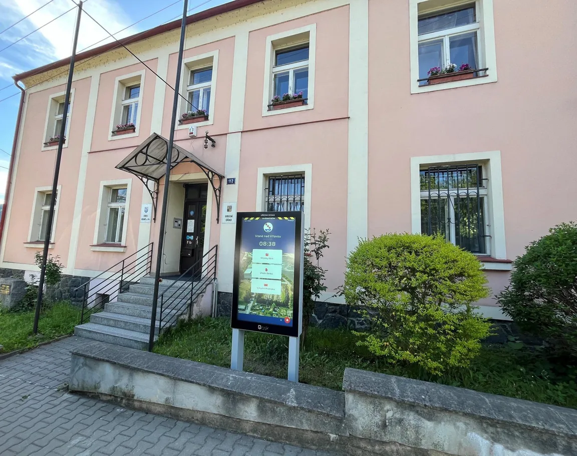 Elektronická úřední deska u obecního úřadu ve Vraném nad Vltavou