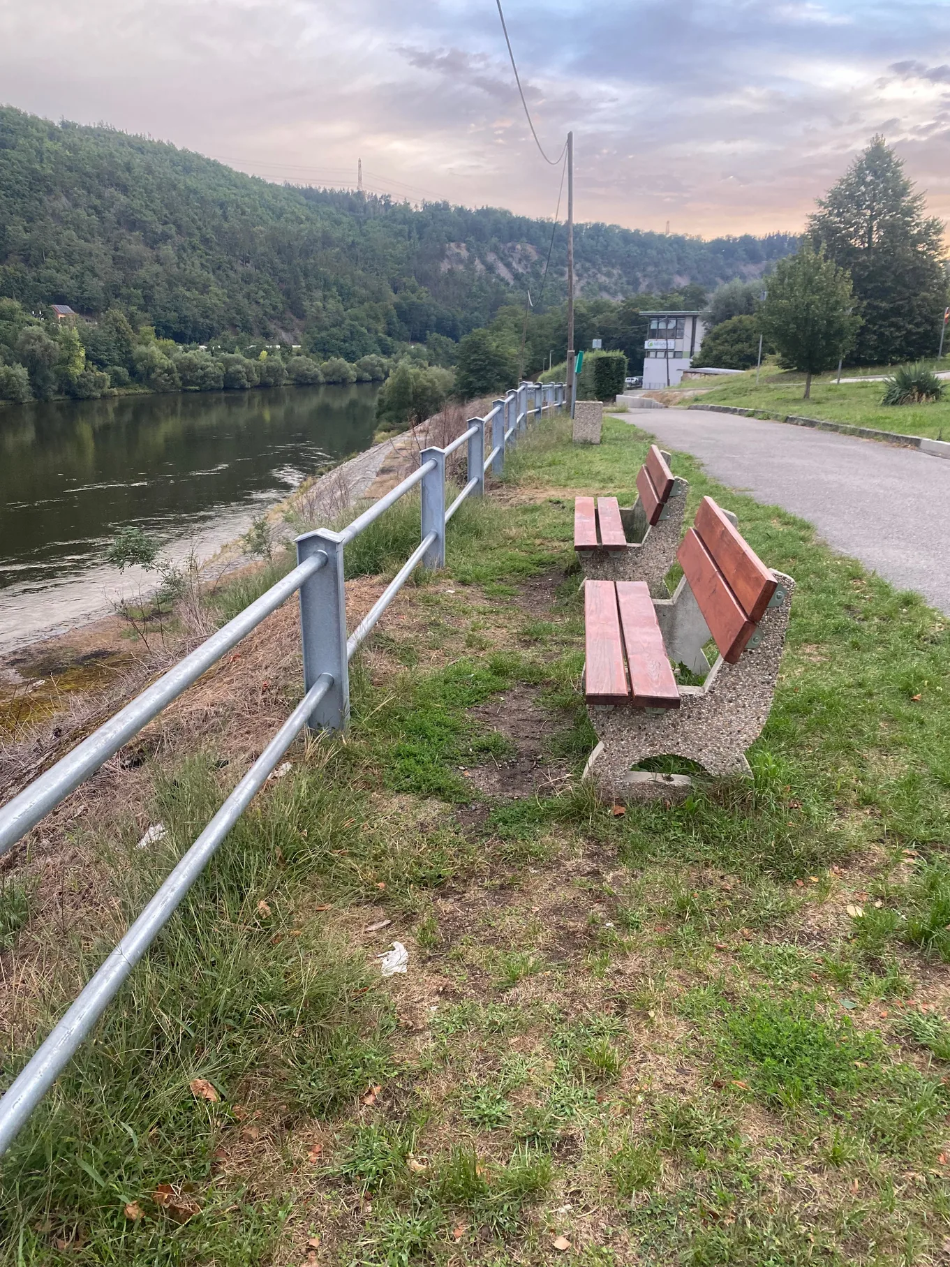 Nové lavičky u řeky ve Vraném nad Vltavou