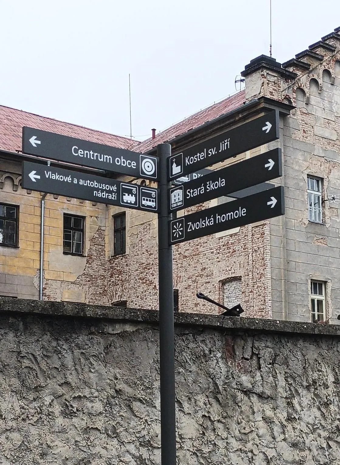 Nový turistický rozcestník ve Vraném nad Vltavou