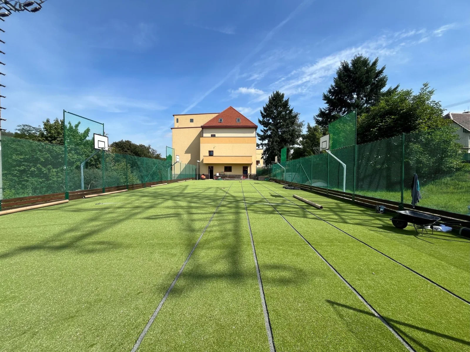 Zrekonstruované školní sportoviště ve Vraném