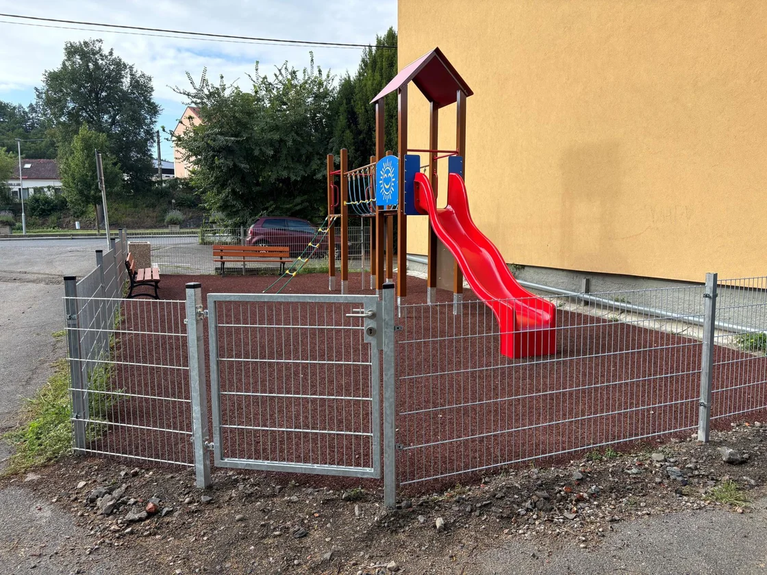 Zrekonstruované dětské hřiště ve Vraném nad Vltavou
